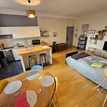 A Modern Appartment, Bright And Calm Parijs