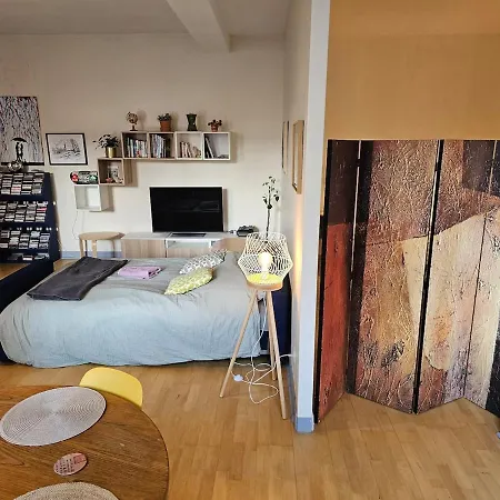 A Modern Appartment, Bright And Calm Paryż